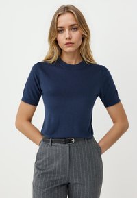 Unselected, dark blue