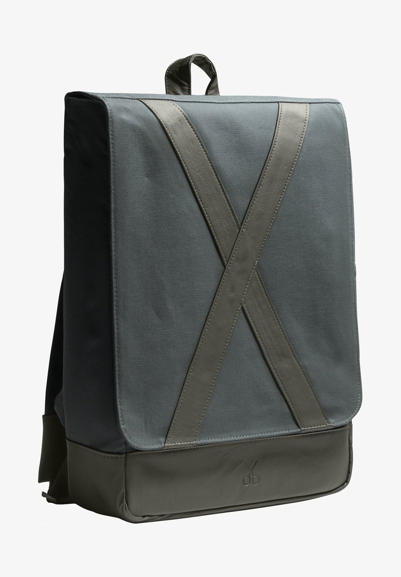 Zaino in tela grigia con dettagli in pelle, caratterizzato da un design a forma di X sulla parte anteriore, texture liscia e una maniglia superiore per il trasporto.