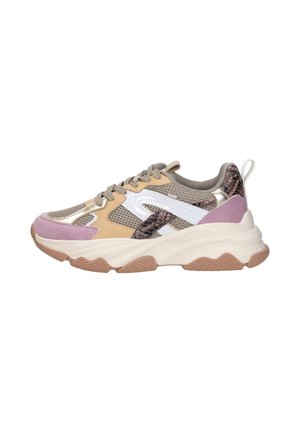 Chunky sneaker met beige mesh, witte en roze suède accenten, slangenprintdetails, dikke crèmekleurige zool en grijze veters.