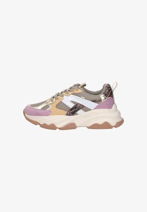 Chunky sneaker met beige mesh, witte en roze suède accenten, slangenprintdetails, dikke crèmekleurige zool en grijze veters.