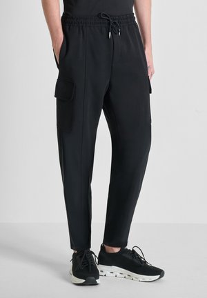 REGULAR FIT IN INTERLOCK WITH PATCH ON POCKET - Pantaloni cargo - black