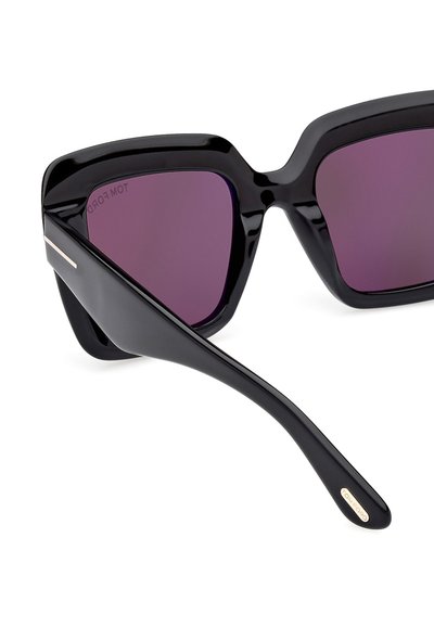 Schwarze rechteckige Sonnenbrille mit dunkelvioletten Gläsern. Glänzender Kunststoffrahmen, dicke Bügel, mit einem silbernen Akzent auf der Außenseite.