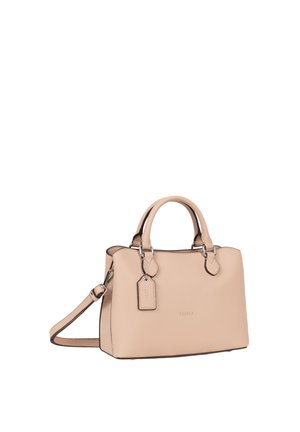 Sac à main en cuir beige avec deux poignées, bandoulière amovible et une étiquette suspendue, présenté sur un fond blanc uni.