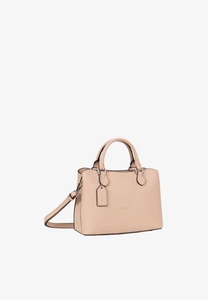 Sac à main en cuir beige avec deux poignées, bandoulière amovible et une étiquette suspendue, présenté sur un fond blanc uni.