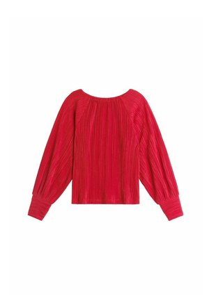 Rød plisseret bluse med lange, brede ærmer og rund halsudskæring. Har en lodret struktur hele vejen igennem og tætsiddende manchetter ved ærmekanterne.