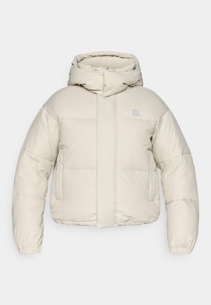 Casaco acolchoado de cor creme com capuz, apresenta um fecho de correr frontal, punhos elásticos e um padrão quadrado acolchoado. Design minimalista.