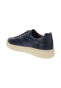 Baskets en cuir bleu marine avec surface texturée, bout rond, lacets à l'avant et semelle en caoutchouc couleur crème. Détails perforés sur les côtés.
