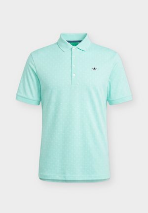 Polo turquoise clair à manches courtes avec patte de boutonnage à trois boutons et logo Adidas sur la poitrine gauche.