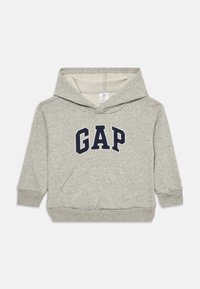 Felpa grigia con tasca frontale a marsupio, dotata di un logo "GAP" blu scuro. Tessuto morbido con polsini e orlo a coste, progettata per il comfort.