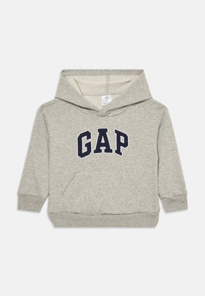 Hoodie gris avec une poche kangourou à l'avant, mettant en avant un logo "GAP" bleu foncé. Tissu doux avec des poignets et un ourlet côtelés, conçu pour le confort.