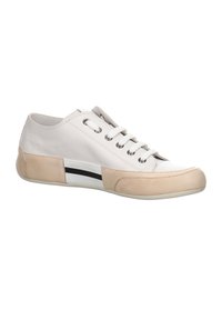 Sneaker in pelle grigia chiara con accenti beige, suola bianca, dettaglio a striscia nera, punta rotonda e chiusura con lacci. Texture liscia.
