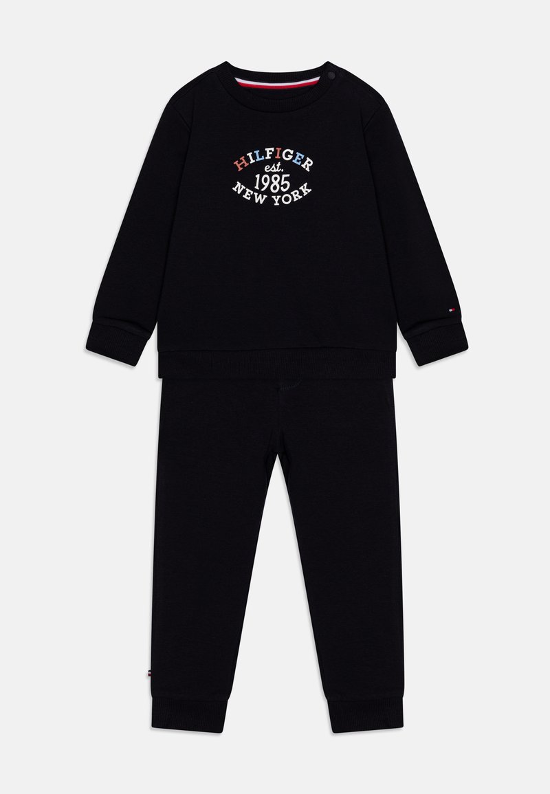 Sudadera de algodón negra y pantalones a juego con la inscripción "HILFIGER est. 1985 NEW YORK" bordada en blanco, rojo y azul. Puños de canalé.
