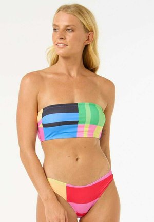 Farverig bandeau bikini top med geometriske mønstre i blå, grøn, sort, pink og rød; matchende lavtaljede bikini underdele. Glat tekstur.