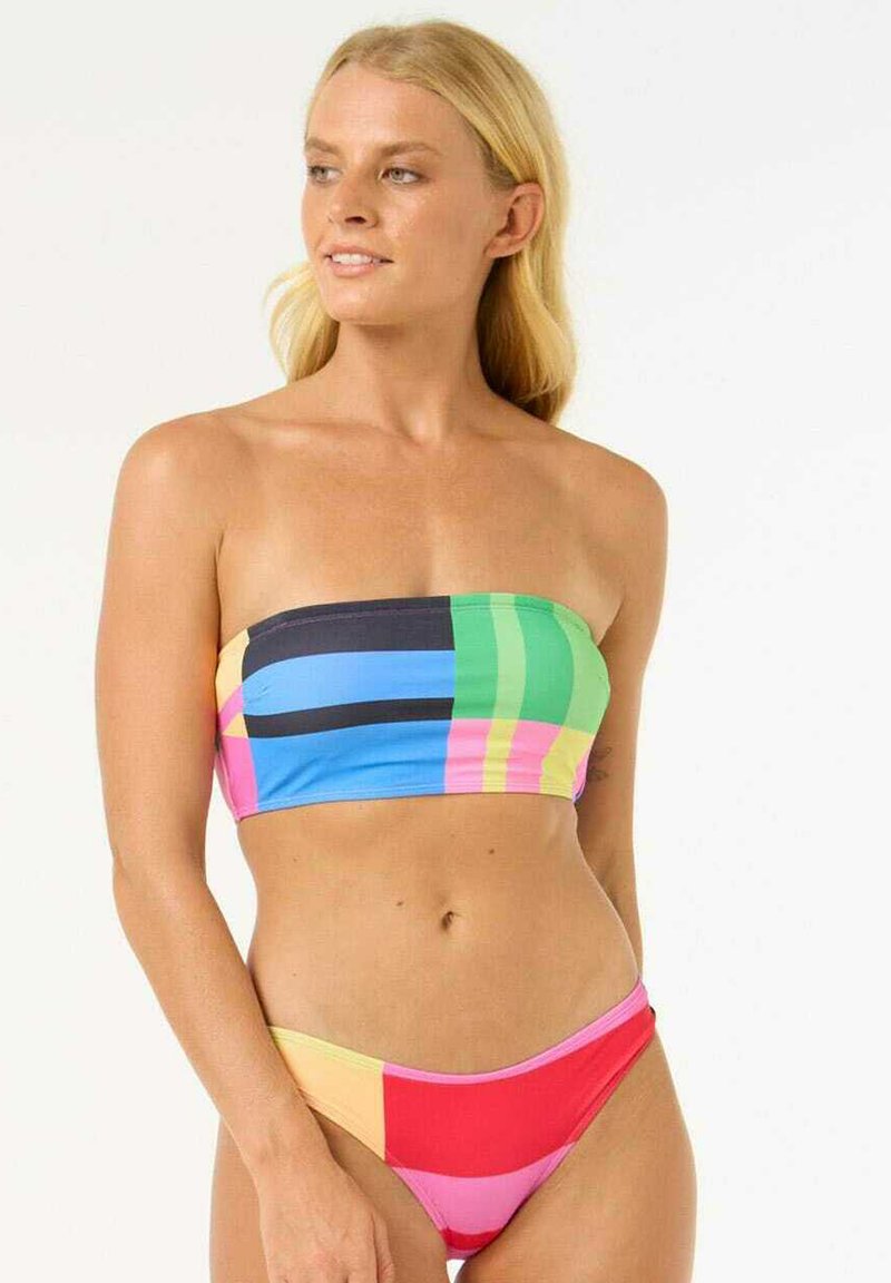 Bunte Bandeau-Bikini-Oberteil mit geometrischen Mustern in Blau, Grün, Schwarz, Pink und Rot; passende niedrighalsige Bikiniunterteile. Glatte Textur.