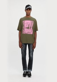 Versace Jeans Couture SWAN LOGO  - T-shirt print - olive
