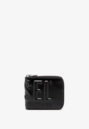 Juodas odinis piniginė su iškilmingu "SEL" tekstu, užtrauktuko uždarymas, stačiakampė forma, lygi tekstūra ir minimalistinis dizainas.