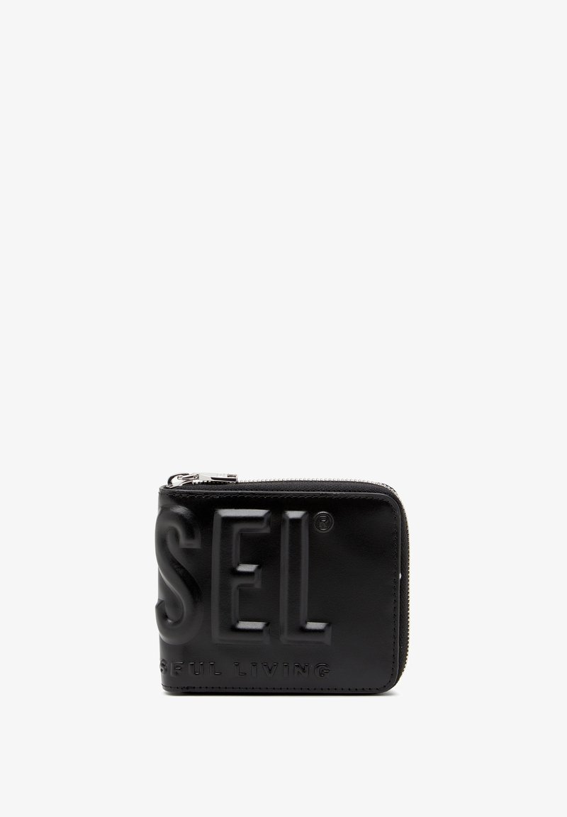 Μαύρο δερμάτινο πορτοφόλι με ανάγλυφο κείμενο "SEL", κλείσιμο με φερμουάρ, ορθογώνιο σχήμα, λεία υφή και μινιμαλιστική σχεδίαση.
