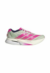 Lagana trkačka obuća s bijelom podlogom, ružičastim prugama, mornarsko plavim ovratnikom i podstavljenim đonom s oznakama "Lightstrike Pro" i "Adizero Boston 13."