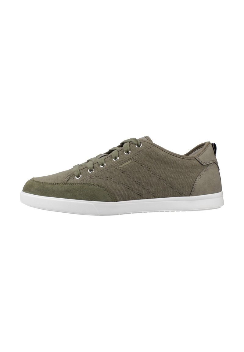 Zapatilla informal de corte bajo en verde oliva con cierre de cordones, puntera de ante, parte superior de tela y suela de goma blanca.