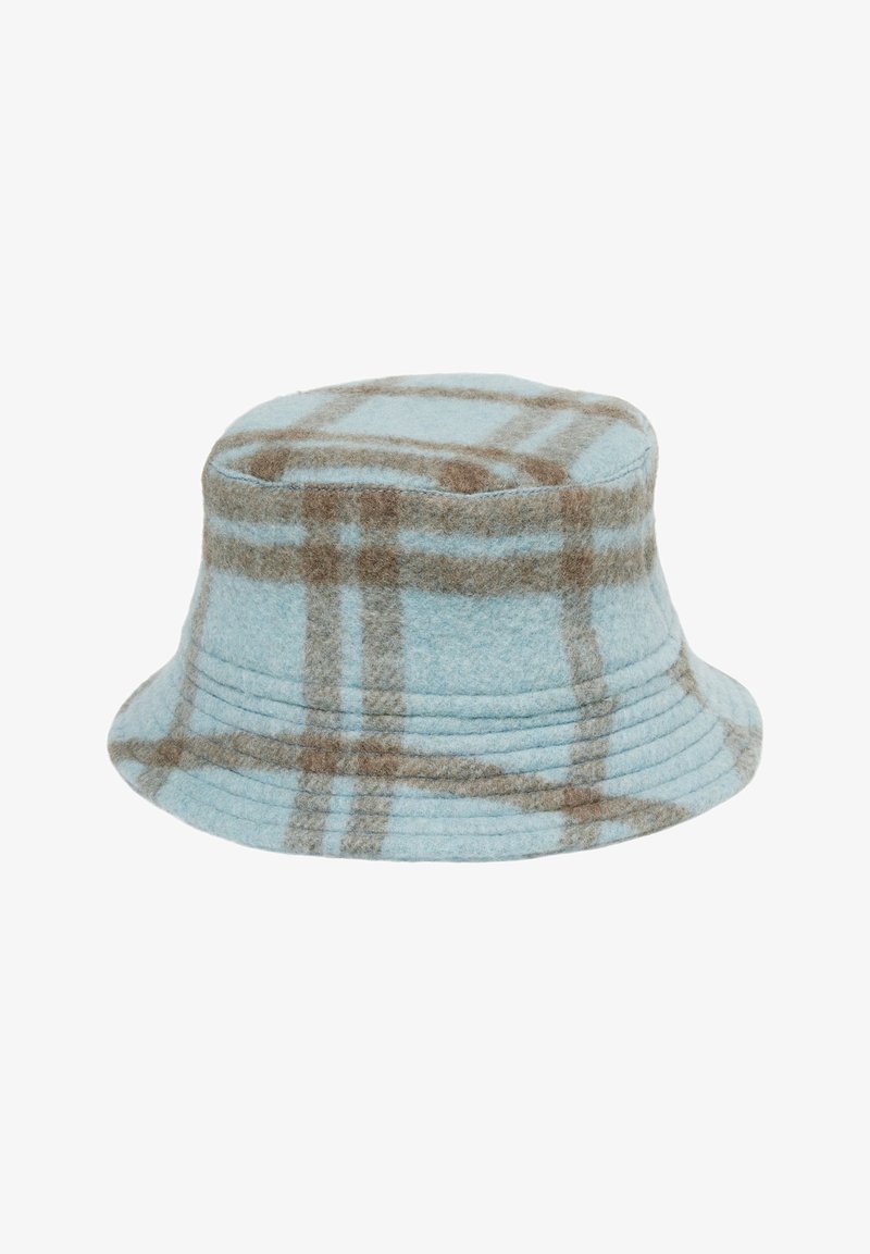 Chapeau bob bleu clair avec motif à carreaux marron et gris et détails de couture sur le bord.
