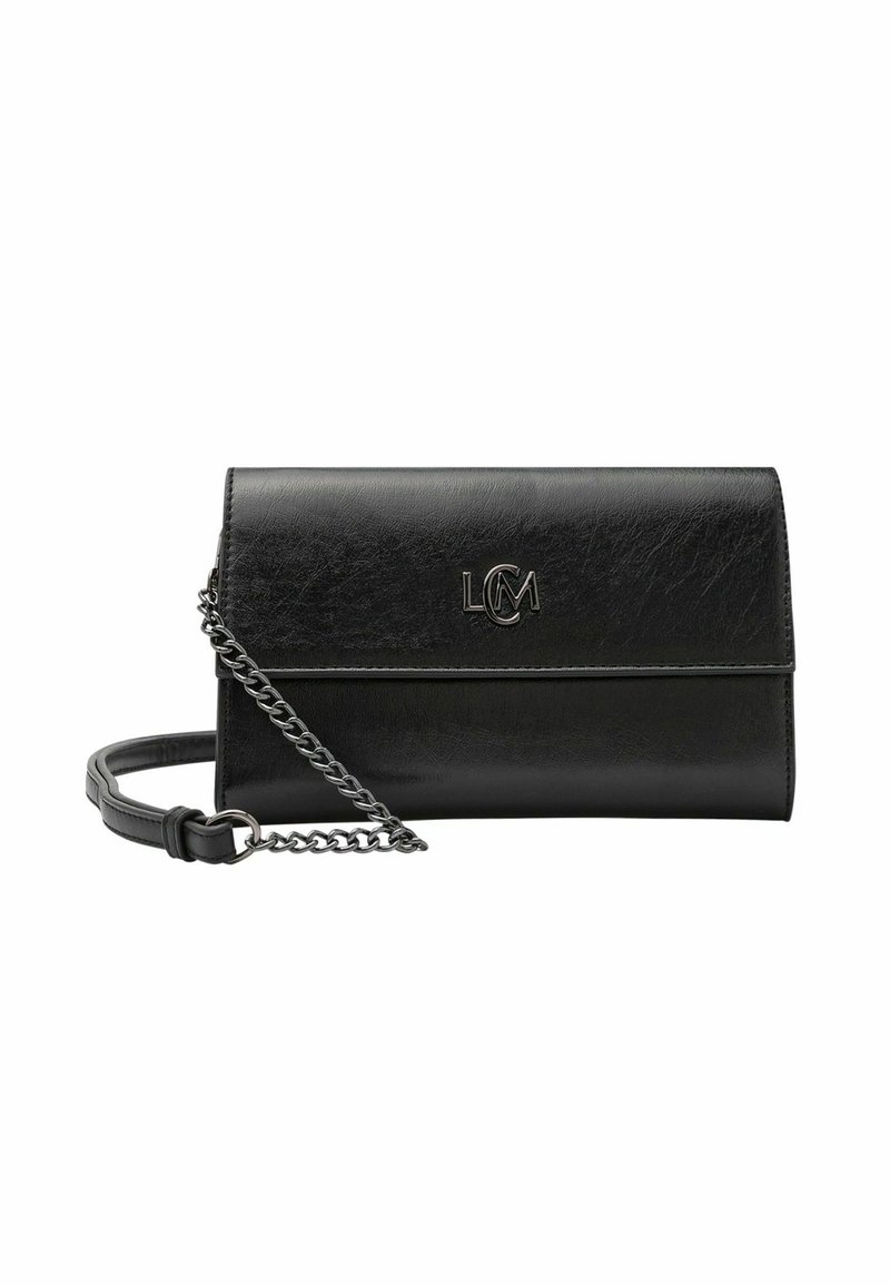 Borsetta a pochette in pelle nera con tracolla staccabile, caratterizzata da una superficie liscia e un logo embossato "LCM" sul davanti.