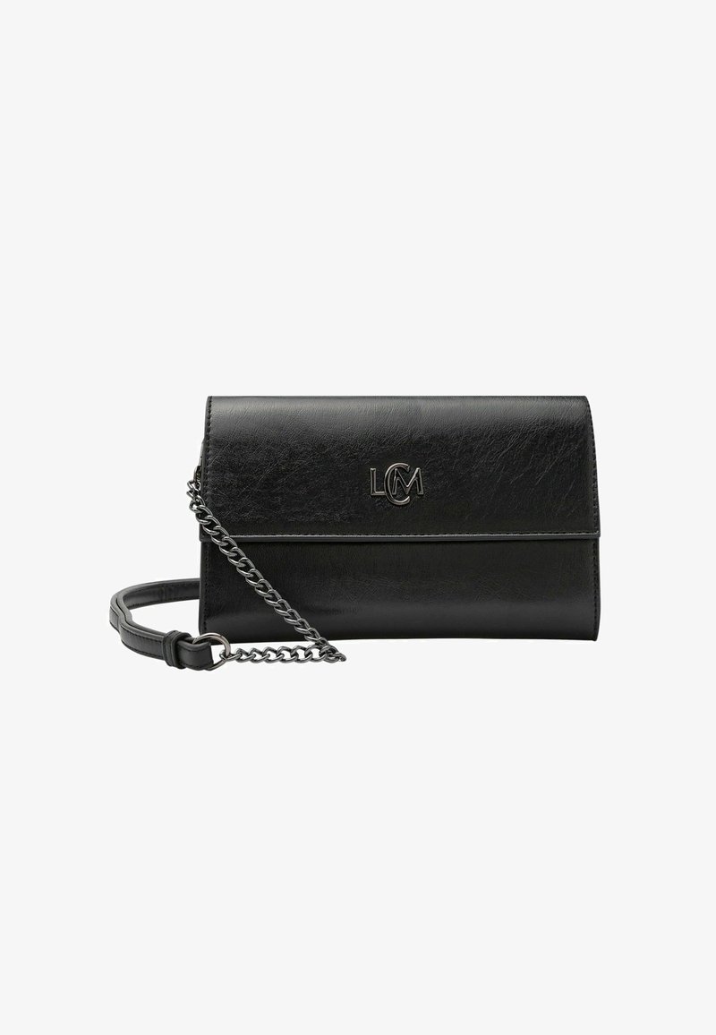 Schwarze Leder-Clutch mit abnehmbarem Kettenriemen, mit glatter Oberfläche und geprägtem Logo "LCM" auf der Vorderseite.