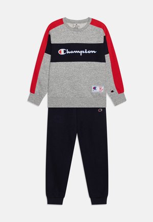 Grå sweatshirt med røde og marineblå accenter, med "Champion" logo, parret med marineblå sweatpants, lavet af bomuldsstof, afslappet pasform.