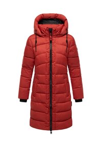 Lång röd vadderad vinterjacka med huva, svart dragkedja framtill, sidofickor och svarta handledsmuddar på vit bakgrund.