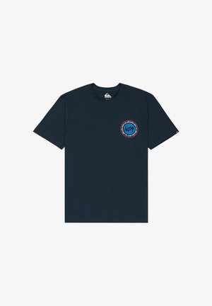 Granatowy bawełniany t-shirt z krótkimi rękawami. Na lewej piersi znajduje się okrągłe logo w kolorach czerwonym, niebieskim i białym. Tył gładki.