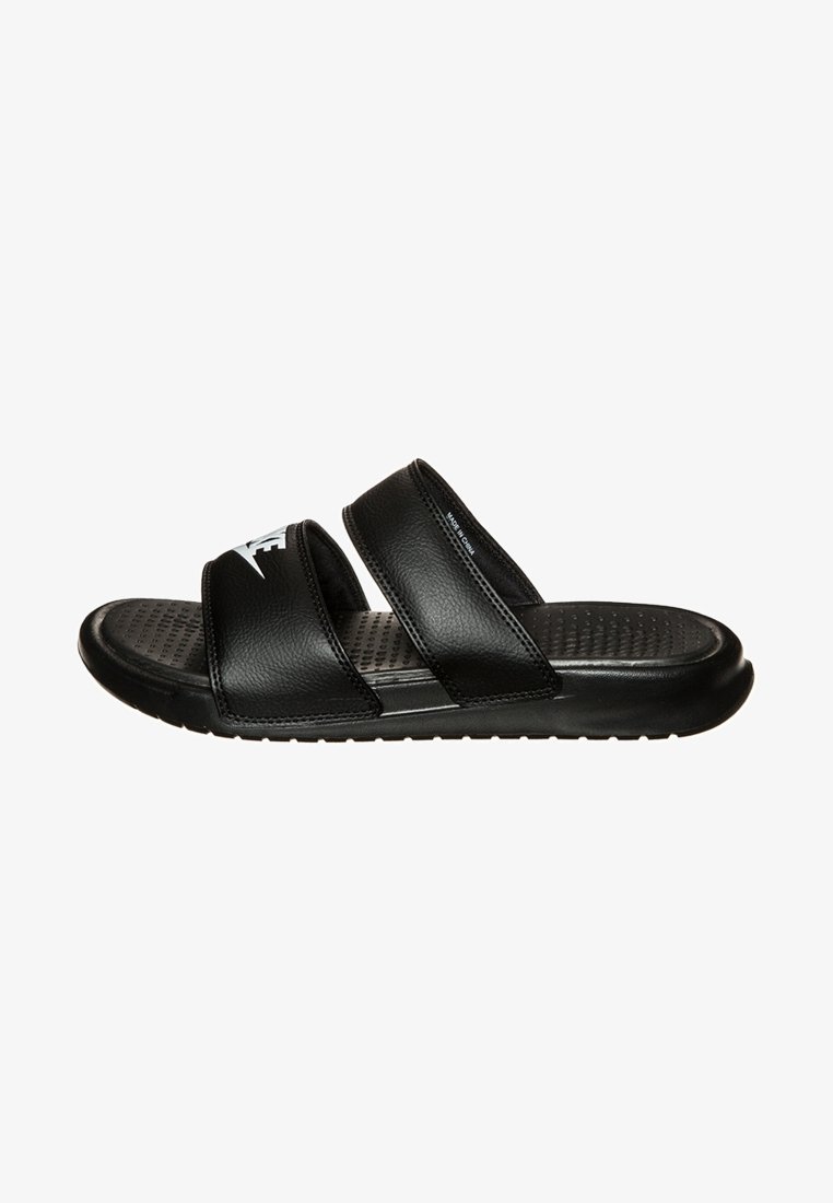 Sandale à glissière noire avec deux larges brides, semelle texturée et logo blanc sur la bride supérieure, présentée sur fond blanc.