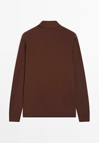 Brązowa koszula z długim rękawem i kołnierzykiem. Wykonana z gładkiej tkaniny o prostym designie, bez widocznych wzorów czy elementów metalowych.