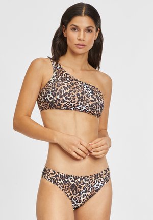Costume da bagno a fantasia leopardata composto da un top a spalla unica con bordo arricciato e un perizoma a vita bassa coordinato, realizzato in materiale liscio ed elastico.