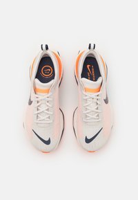 Nike Performance INVINCIBLE 3 - Tekaški copati za cesto - orange, blue