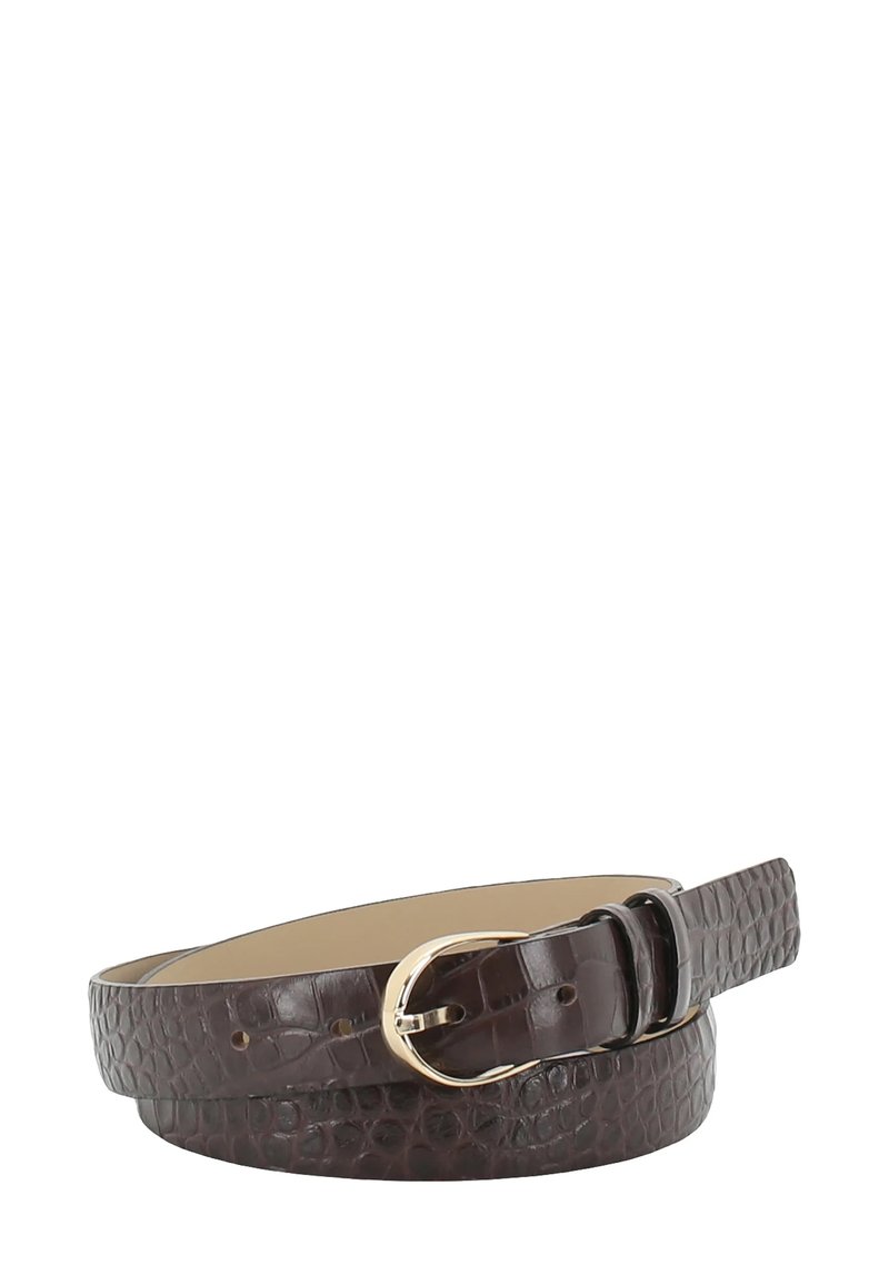 Brauner Gürtel aus Krokoleder mit einer runden goldenen Schnalle, auf einem weißen Hintergrund aufgewickelt.