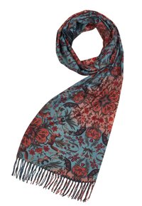 Bufanda estampada con base en azul verdoso, con motivos florales y animales en tonos rojos y marrones, terminada con bordes flecados.