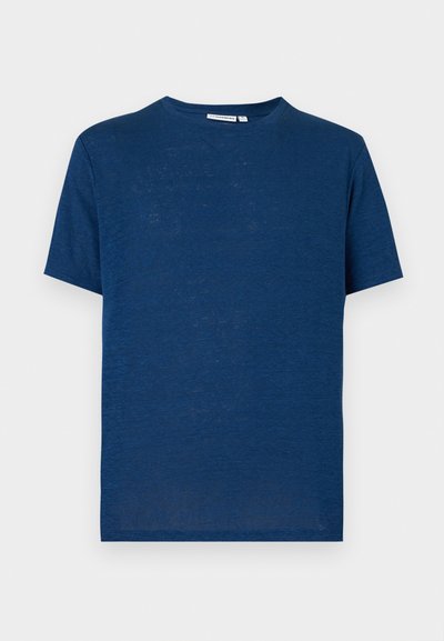 T-shirt uni bleu marine à manches courtes, col rond, coupe régulière, présenté sur un fond gris clair.