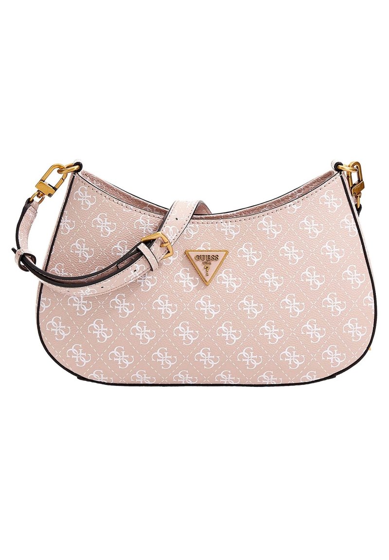 Růžová ramenní taška Guess s bílým monogramovým vzorem, hardware v zlatém tónu, nastavitelným popruhem a trojúhelníkovou značkovou destičkou na přední straně.