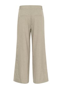 Pantalones de pierna ancha beige en una tela texturizada, con cintura alta y dos bolsillos traseros. El diseño está hecho para un ajuste relajado.