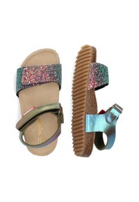 Glanzende multicolor sandalen hebben een gestructureerde voetbed, twee verstelbare banden met een metalen en glinsterend afwerking, en een ribbelige rubberen zool.