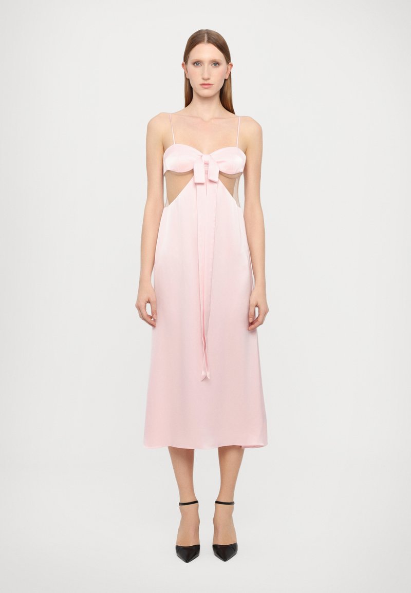 Vestido de satén rosa con corsé ajustado, acento de lazo en el centro frontal y falda midi fluida. Tirantes finos y lados abiertos.