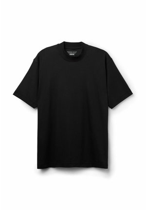 Schwarzes kurzärmeliges Baumwoll-T-Shirt mit Rundhalsausschnitt, flach auf weißem Hintergrund liegend, mit kleinem Etikett innen am Halsausschnitt.