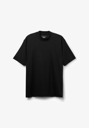 Schwarzes kurzärmeliges Baumwoll-T-Shirt mit Rundhalsausschnitt, flach auf weißem Hintergrund liegend, mit kleinem Etikett innen am Halsausschnitt.