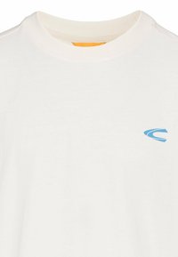 Weißes Baumwoll-T-Shirt mit rundem Halsausschnitt und einem kleinen blauen Logo auf der linken Brustseite. Weicher Stoff mit einem lässigen Design.