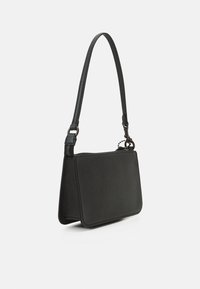 Sort læder håndtaske med en skulderrem, rektangulær form, tekstureret overflade og lynlås-lukning. Minimalistisk design med en subtil glans.