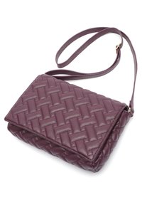 Borsa a forma rettangolare in pelle viola scuro, con tracolla rimovibile e superficie testurizzata con motivo di intreccio diagonale.