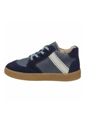 Navyblauer und grauer Kindersneaker aus Leder mit hellblauen Schnürsenkeln, weißem Seitenstreifen und brauner Gummisohle, seitlich links abgebildet.