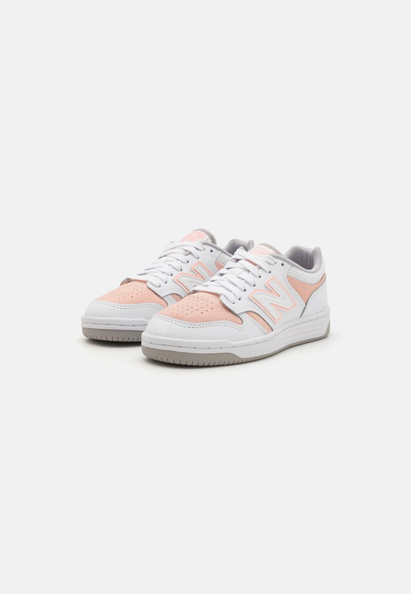 Niedrig geschnittene Sneaker mit einem weißen Lederoberteil, leichten rosa Wildlederakzenten, grauen Details und einer strukturierten Gummisohle.