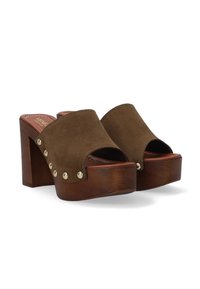 Bruine suède plateau sandalen met een brede open teen, gouden metalen studs langs de zijkant en een houten blokhak.