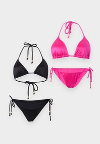 Δύο μπικίνι με κορδόνια, απλωμένα επίπεδα, ένα σε φωτεινό ροζ και ένα σε μαύρο, το καθένα με τριγωνικά τοπ και αντίστοιχα κάτω μέρη με κορδόνια στα πλάγια.