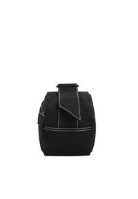 Borsa in tela nera di forma rettangolare, con cuciture bianche e un risvolto superiore fissato da una fibbia nera. Design compatto.
